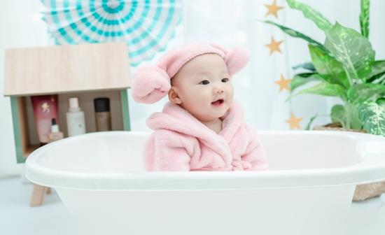 La pelle dei neonati, particolarmente sensibile e delicata, esige molte cure: prime cure igieniche del neonato.