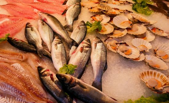 Il pesce oltre ad essere povero di grassi contiene le lipoproteine HDL che puliscono le arterie. Il fattore più importante relativo ai prodotti della pesca è sicuramente la freschezza.